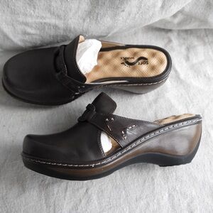 NWT SoftWalk Leather Clogs